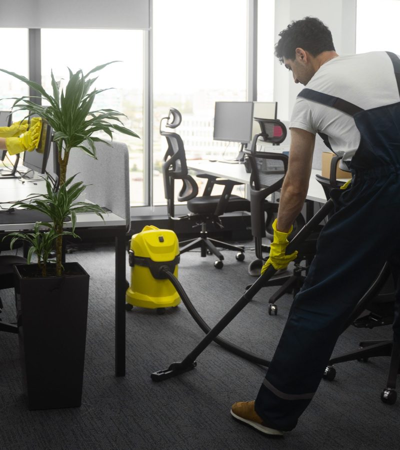 oficina-limpieza-personas-tiro-completo (1)